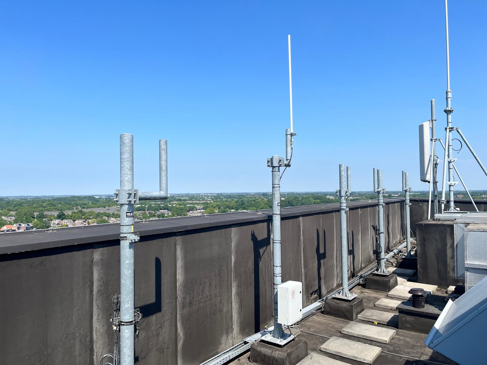Gateway among telecom masts on a flat roof